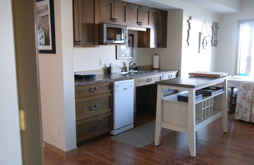 Central Okanagan House | OKA B&B - Scenic Mountain & Water Views with Pool Access