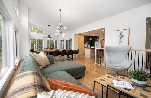 Les Eboulements Ski Chalet | Okanagan Cottage 97: Elegance with Ocean Views & Pool Access