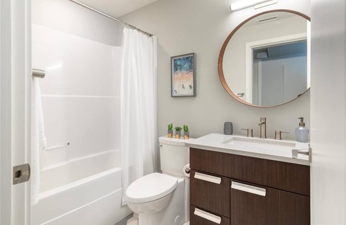 McKinley Condo | Okanagan Lake Front Condo: Guest Rated 10/10 with Ocean Views