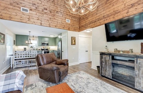 Collins Cabin | Okatoma River Cabin: Pet-Friendly Retreat with Great Amenities