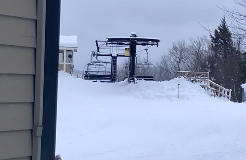 Ludlow Condo | Experience Okemo Ski in-Ski Out Condo with Pool & Hot Tub