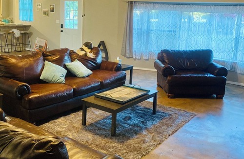 Okmulgee House | Okmulgee Lake house! Oasis in the Oaks, relax by the tranquil waters!