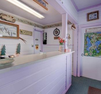Spirit Lake Hotel | Cozy Northland Inn: Family and Pet-Friendly Retreat