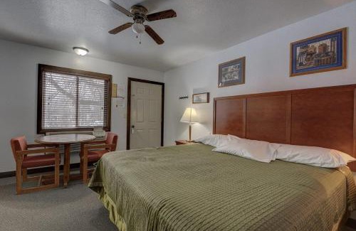 Spirit Lake Hotel | Cozy Northland Inn: Family and Pet-Friendly Retreat