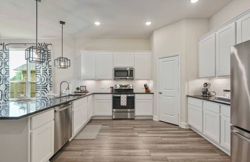College Station House | Inviting Ol’ Army Escape: Family-Friendly Retreat in Aggieland