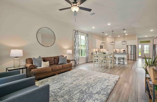 College Station House | Inviting Ol’ Army Escape: Family-Friendly Retreat in Aggieland