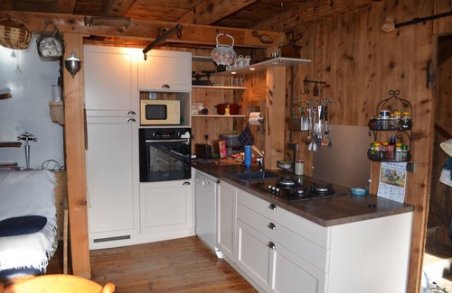 Cazaux-Frechet-Aneran-Camors House | Outstanding Old Mountain House: Pet-Friendly Retreat Awaits