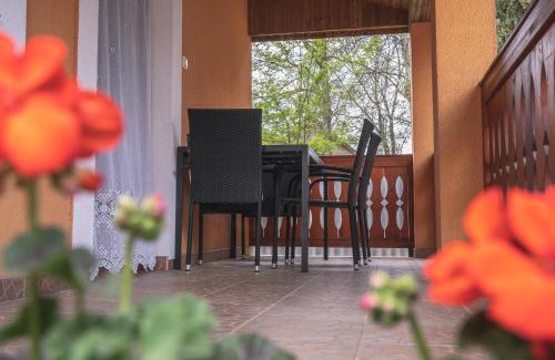 Berekfurdo House | Inviting Olajos Apartman with Ocean View & Hot Tub