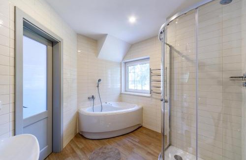 Klaipeda District Municipality House | Olando Kepure: Guest Rated 9.3 with Hot Tub & Restaurant