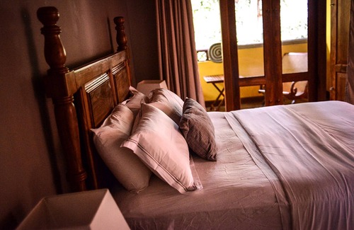 Kesbewa Hotel | Relax at Olcote in Ceylon: Poolside Family Retreat