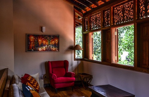Kesbewa Hotel | Relax at Olcote in Ceylon: Poolside Family Retreat