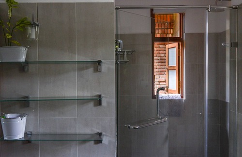 Kesbewa Hotel | Relax at Olcote in Ceylon: Poolside Family Retreat