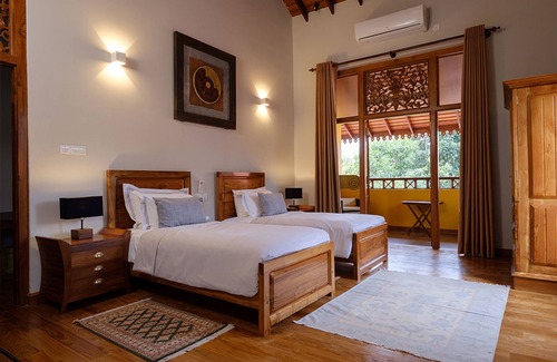 Kesbewa Hotel | Relax at Olcote in Ceylon: Poolside Family Retreat