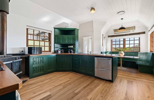 Eglinton House | Cozy Old Alloway House - Perfect Farm Stay for 8 Guests