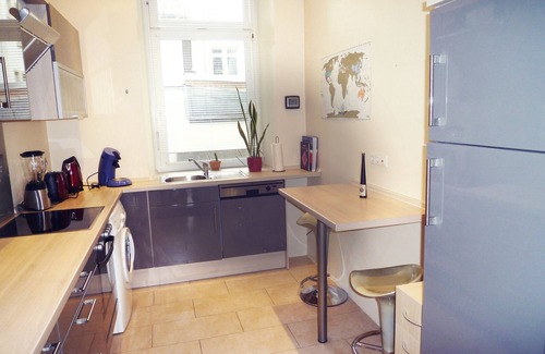 Sudstadt Nordlicher Teil Apartment | Cozy Old Apartment Südstadt Central with Pool & Breakfast
