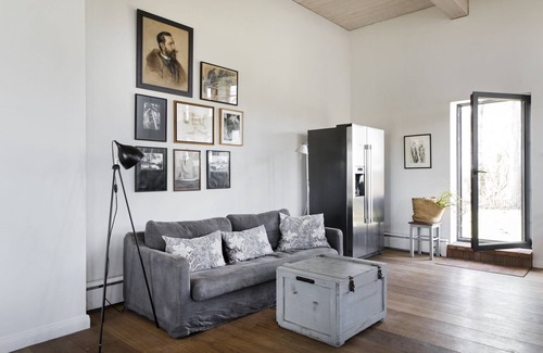 Pommerby House | Cozy Beachside Barn with Fireplace, Sauna & Family Friendly Perks