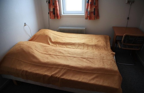 Kangerlussuaq House | Discover Old Camp: Family-Friendly Stay with Breakfast