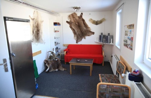 Kangerlussuaq House | Discover Old Camp: Family-Friendly Stay with Breakfast