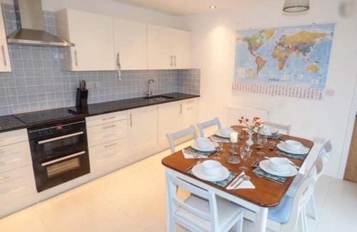 Checkley House | Elegant Old Church Coach House: Family-Friendly Escape