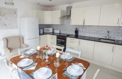 Checkley House | Elegant Old Church Coach House: Family-Friendly Escape