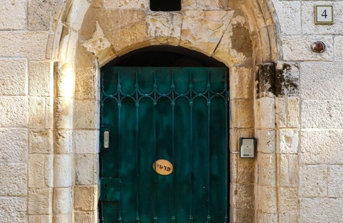 Old City House | Old City, Jerusalem: Cozy Retreat with Family-Friendly Amenities