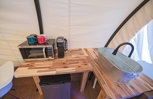 Benton Apartment | Explore Old Copper Wagon Glamping with Pool & Full Bath