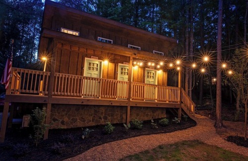 Benton Apartment | Explore Old Copper Wagon Glamping with Pool & Full Bath