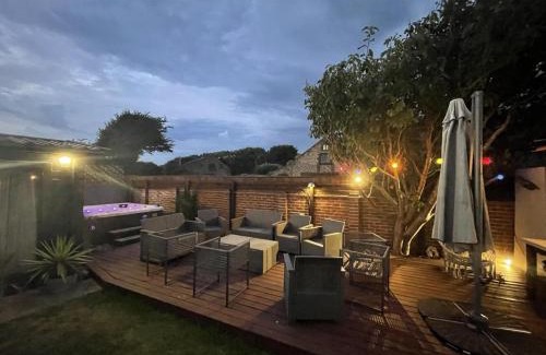 Bacton House | Cozy Retreat at Old Cottage The Log Cabin with Hot Tub