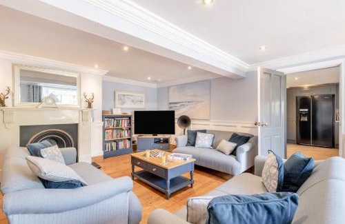 Bacton House | Cozy Retreat at Old Cottage The Log Cabin with Hot Tub