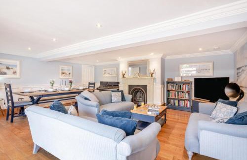 Bacton House | Cozy Retreat at Old Cottage The Log Cabin with Hot Tub