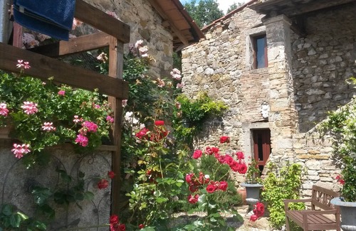 Poppi House | Idyllic Country House with Private Lake and Scenic Views