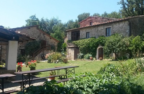 Poppi House | Idyllic Country House with Private Lake and Scenic Views