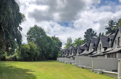 Terryglass House | Discover Old Court Holiday Home: 4 Bedrooms & Lake Views