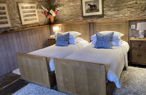 Downton on the Rock House | Unforgettable Stays at Old Downton Lodge - Guest Rated 9.8