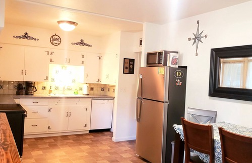 Eugene House | Idyllic Retreat by Willamette River: Family-Friendly Stay