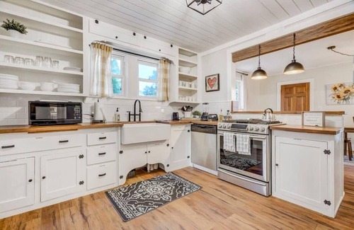Monument House | Unwind at Old Farmhouse: Downtown Monument with Spa & Hot Tub