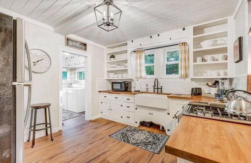 Monument House | Unwind at Old Farmhouse: Downtown Monument with Spa & Hot Tub
