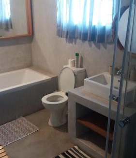 Lephalale House | Child-Friendly Abuelita Guesthouse with Hot Tub Amenities