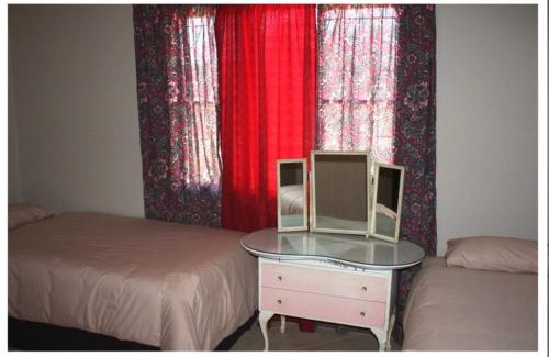 Lephalale House | Child-Friendly Abuelita Guesthouse with Hot Tub Amenities