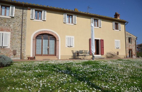 Santomato House | Charming Old Farmhouse in Tuscany with Pool & Spa