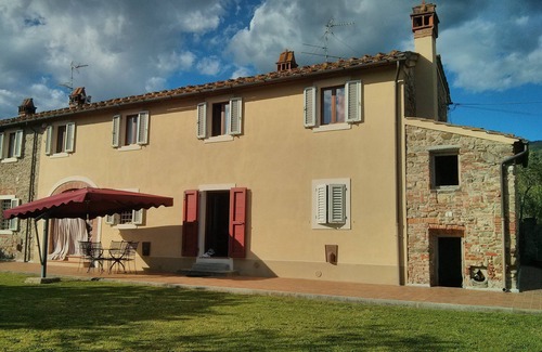 Santomato House | Charming Old Farmhouse in Tuscany with Pool & Spa