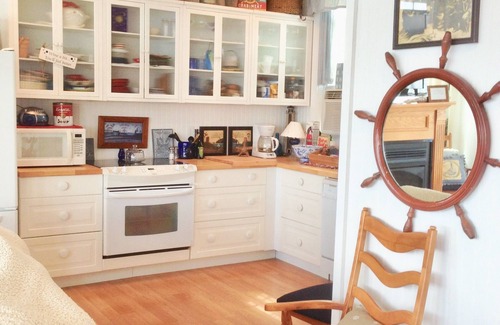 Bristol Cottage | Sea View Retreat: Designer Porch Living with Spa & Breakfast