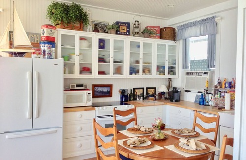Bristol Cottage | Sea View Retreat: Designer Porch Living with Spa & Breakfast
