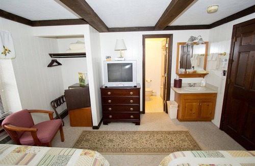 Intervale Bed & Breakfast | Discover Old Field House: Family-Friendly Retreat with Pool