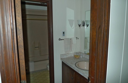 Intervale Bed & Breakfast | Discover Old Field House: Family-Friendly Retreat with Pool