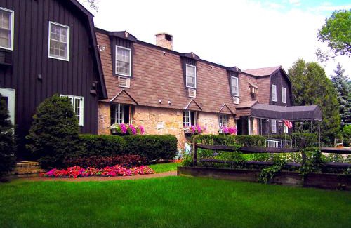 Intervale Hotel | Discover Old Field House: High-Rated Retreat with Pool