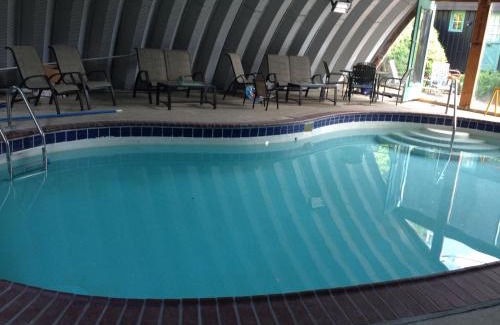 Intervale Hotel | Discover Old Field House: High-Rated Retreat with Pool