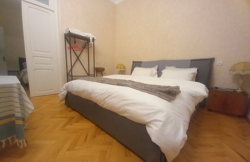 Telavi House | Cozy Old Gate: Family-Friendly Stay with Restaurant & Breakfast
