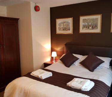 Stony Stratford Hotel | Pet-Friendly Getaway at Old George Hotel with Family Dining