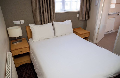 Hull Hotel | Cozy Old Grey Mare Hotel with Family-Friendly Amenities